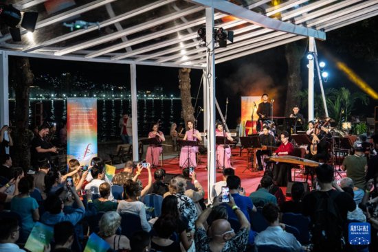 中国民乐奏响在里约科帕卡巴纳海滩