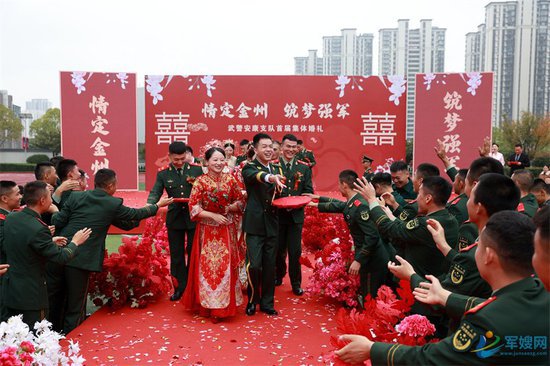 武警安康支队：仪式感满满，军营集体婚礼浪漫来袭