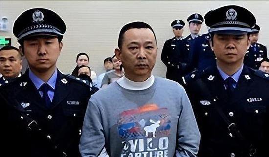 2015年，四川土皇帝刘汉被执行死刑，被拉进车里时，他满脸惊恐