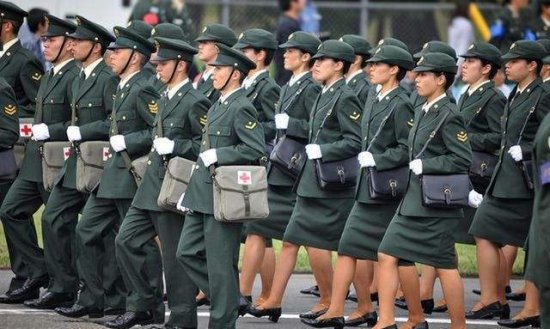 阅兵式上，为何日本女兵要背个黑色小挎包，包里<em>装</em>什么？