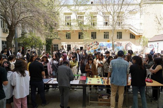 阿塞拜疆语言大学孔子学院举办“国际中文日·春日开放麦”活动