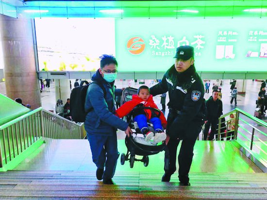 北京西站春运安保一线见闻：日巡两万步 24小时守护旅客平安