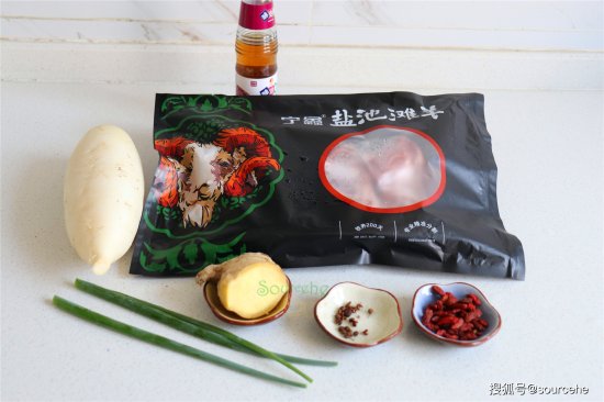 羊蝎子炖萝卜的<em>家常做法</em>，加几粒花椒，萝卜清甜，羊肉更香！