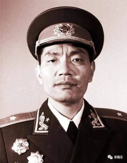 他<em>官至中央</em>委员，1973年冒险见邓小平，亲手送5条中华烟！