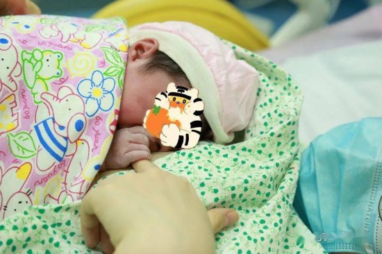 今早，通州妇幼第一个“<em>虎宝宝</em>”诞生啦！是个小“虎妞”，小...