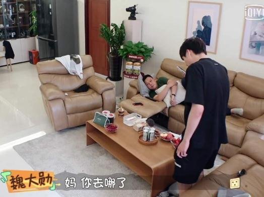 看下魏大勋北京的豪宅，<em>装修风格</em>让人意外，但却被他家沙发安利...
