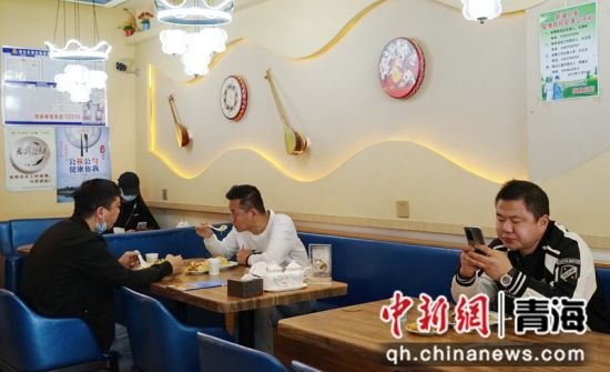 青海西宁一餐馆推出免费<em>单人套餐</em> 让爱心“永不打烊”