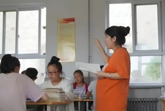 辽宁一女教师怀孕大腹便便，坐着上课被校长点名批评，引网友...