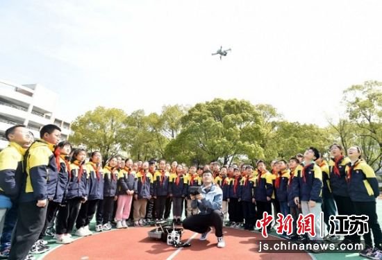 扬州育才小学举办"科普进校园 点燃航空梦"主题活动