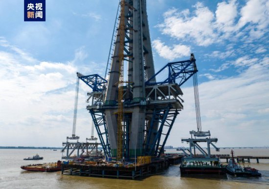 国内最大双主桁桥面吊机完成荷载试验 常泰长江大桥最新建设进展