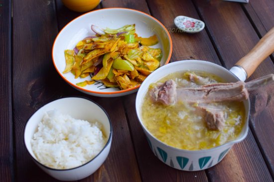 东北酸白菜的<em>腌制方法</em>和酸菜排骨汤的详细做法