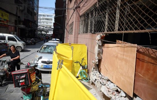 郑州一居民楼承重墙被砸出4米长大洞 业主：商场要开饭店