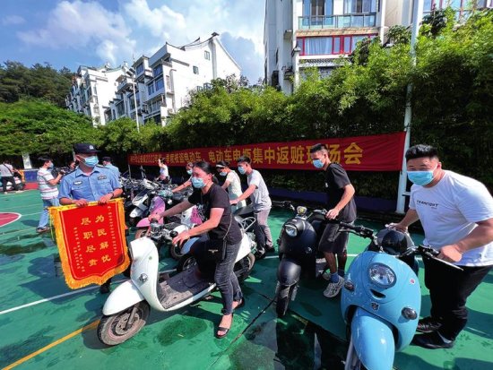 南宁警方昨日返还一批被盗电单车及电瓶 电单车停放不上大锁小心...
