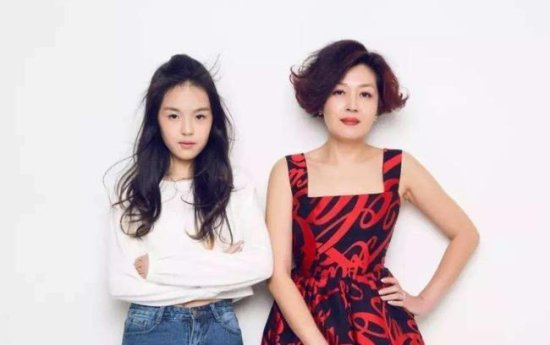 李咏18岁女儿近照，被美国名校录取，与奶茶妹妹章泽天成为校友