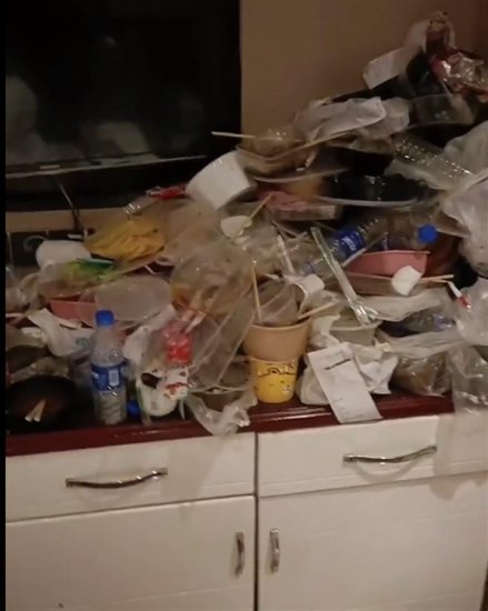 贵州一酒店内小伙长住40多天垃圾堆成山，保洁员打开房门就被熏...