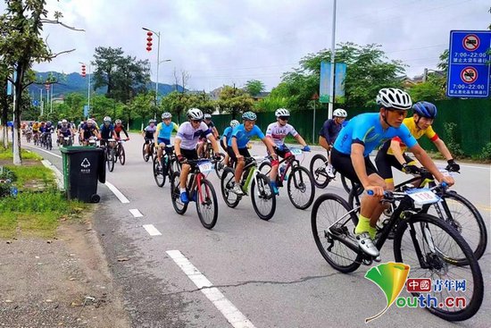江西石城：“志愿红”护航山地自行车挑战赛