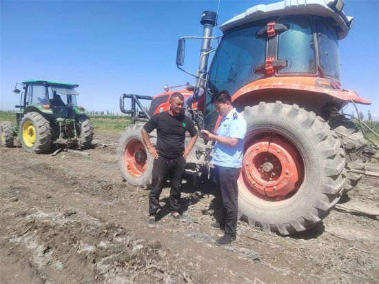 新疆焉耆：安全隐患排查到田间 农机驾驶员“点赞”笑开颜