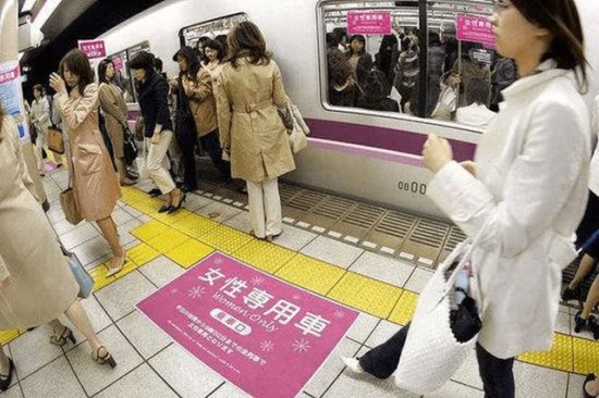 拒绝<em>网友建议</em>，不设置女性专用车厢，<em>重庆地铁</em>不够人性化吗？