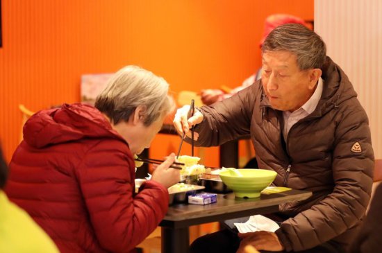 菜品不按份按两结算，西城“老年自助餐”让老人自己做主
