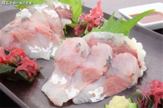 日本发明的“骨泳”，将活鱼肉剃光，再放回缸里，鱼还活着