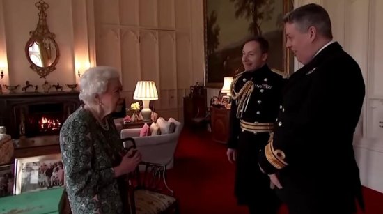 英媒：95岁英女王会见军官时，“打趣”称自己的腿“<em>动不了</em>”