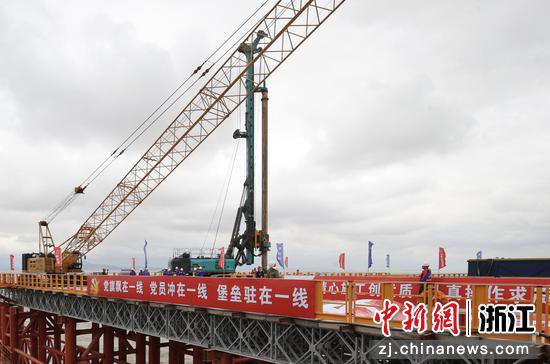 浙江头门港支线二期跨海特大桥首桩开钻 长三角互通提速