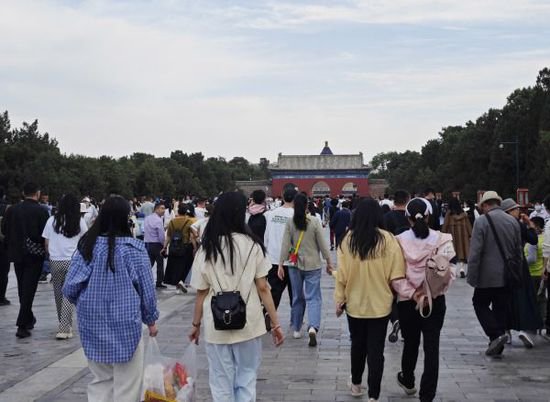 “五一”假期首日<em> 北京</em>天坛公园开启“人山人海”模式