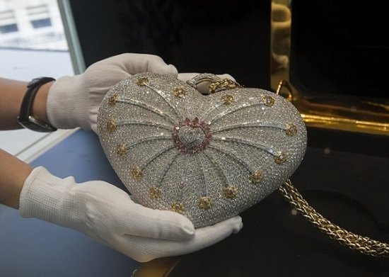 英设计师用黄金钻石打造世界最贵高跟鞋 价值近亿元