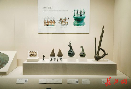 当来自湖北的探访团走进云南省博物馆 铜棺、铜葫芦笙、铜“存钱...