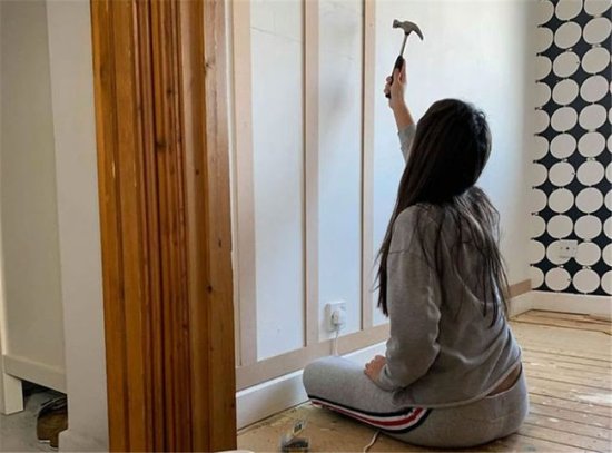 12岁女孩也可以<em>自己</em>改卧室，铺地板<em>刷墙</em>配家具，看起来还不错