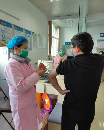 政府出钱<em> 个人免费</em>--江西靖安完成首针新冠肺炎疫苗接种