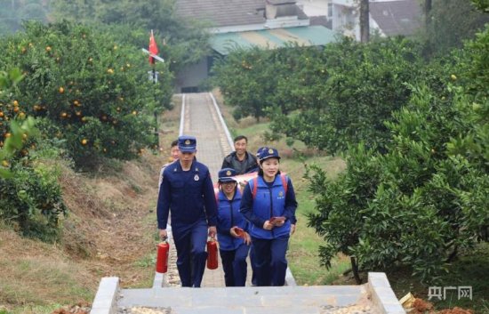 湖南石门：“小背篓”消防宣传服务队用脚步丈量30多万亩桔园
