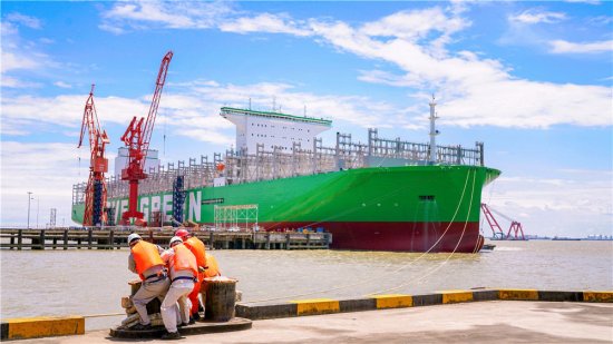 全国首艘24000箱超大型集装箱船开启海试
