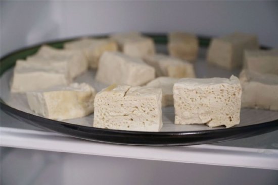教你冻豆腐的正确做法，别直接放冰箱，多处理一步，蜂窝大有...