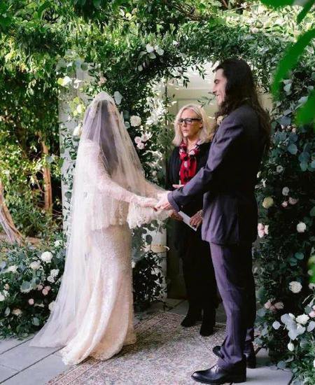 破产姐妹Max演员结婚 在自家花园举办私人<em>婚礼</em>