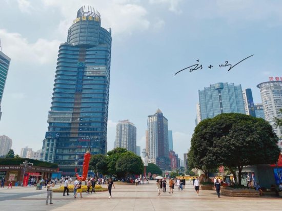 重庆市中心有个重要商圈，竟然还是4A级旅游景区，好多游客来...