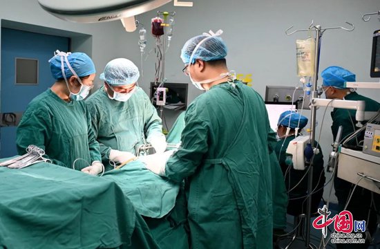 广元市中医医院：<em>高难度</em>手术拼生机 巨大癌块顺利摘除