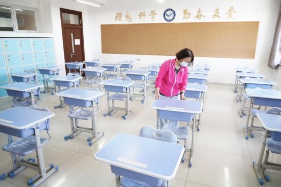 北京：高考生领取准考证 考点进行考场布置