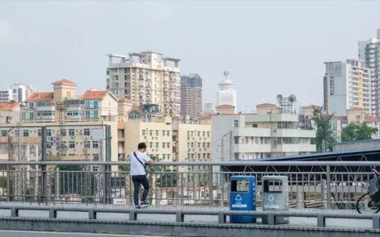 深圳越来越多的农民房进行公寓改造，房租不断上涨，搬去哪里都...