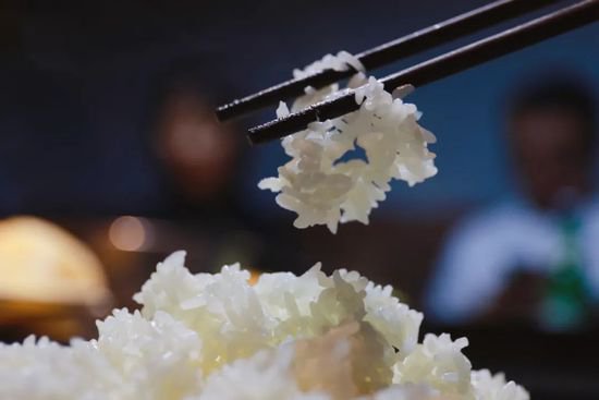自热米饭竟然是用“假大米”？这种米吃了会<em>对身体有害吗</em>？