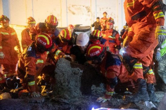 被珍珠岩击垮的屋顶：齐齐哈尔坍塌事故搜救前后24小时