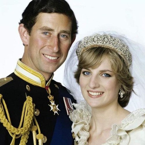 40年前的旧照：戴安娜精心打扮陪王子亮相，被卡米拉衬得...