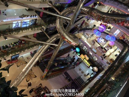 上海一商场惊现巨型滑梯 从顶层建造到底层