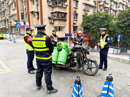 危险！重庆一辆摩托车运载7个煤气罐