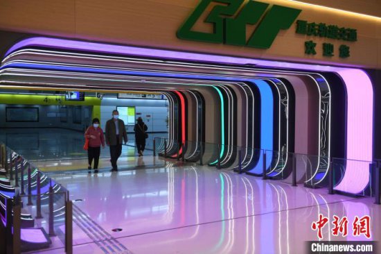 重庆一地铁站犹如<em>时空隧道</em> 吸引市民打卡