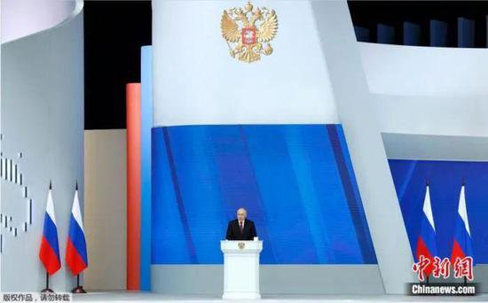 手按<em>俄罗斯</em>宪法宣誓，普京开启六年总统任期