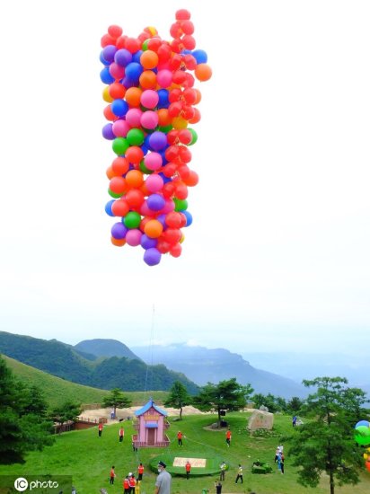 湖北宜昌现浪漫<em>飞屋</em> 200多个氦气球载500斤重木屋升空