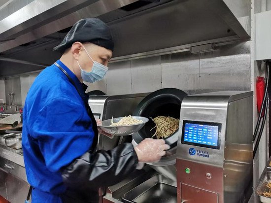 真香！“炒菜机器人”在武钢餐厅“上岗”