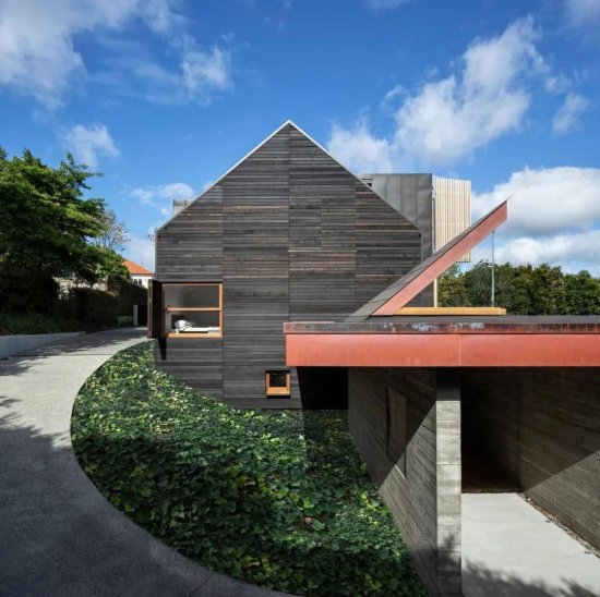 设计师的<em>房子</em>,用细木条做外墙,豪宅中的一股清流!