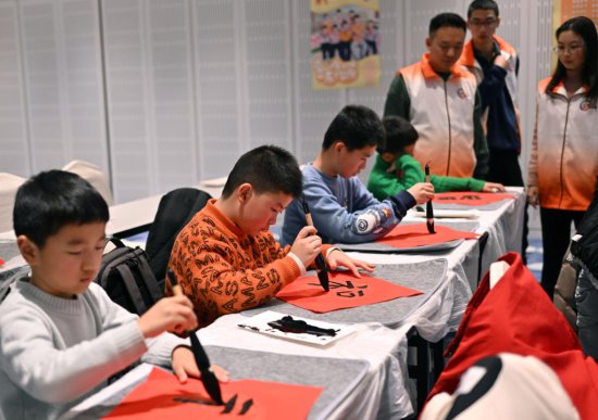 上海开办“新时代城市建设者管理者子女爱心寒托班”